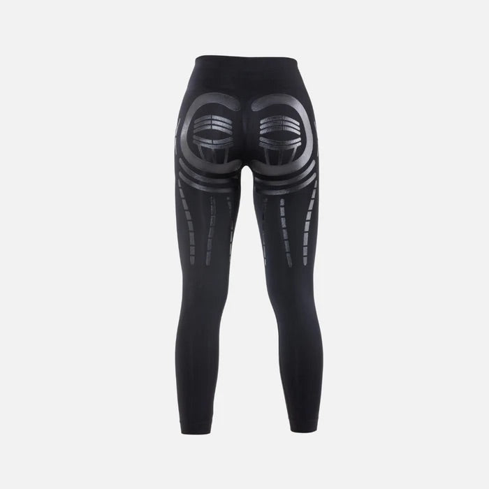 Rear view of woman in black Floky Hyper Woman compression leggings